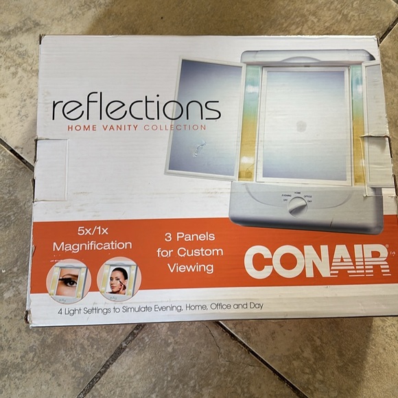 3 panel vanity (portable) - Picture 3 of 3